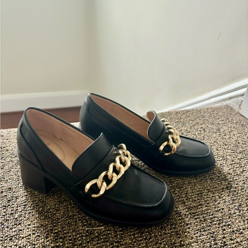 Black loafers with gold chain! Brand new. Can fit a size 5 to a 5.5 easily.